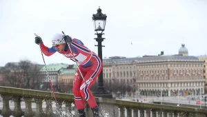 Petter Northug na tle Zamku Królewskiego w Sztokholmie