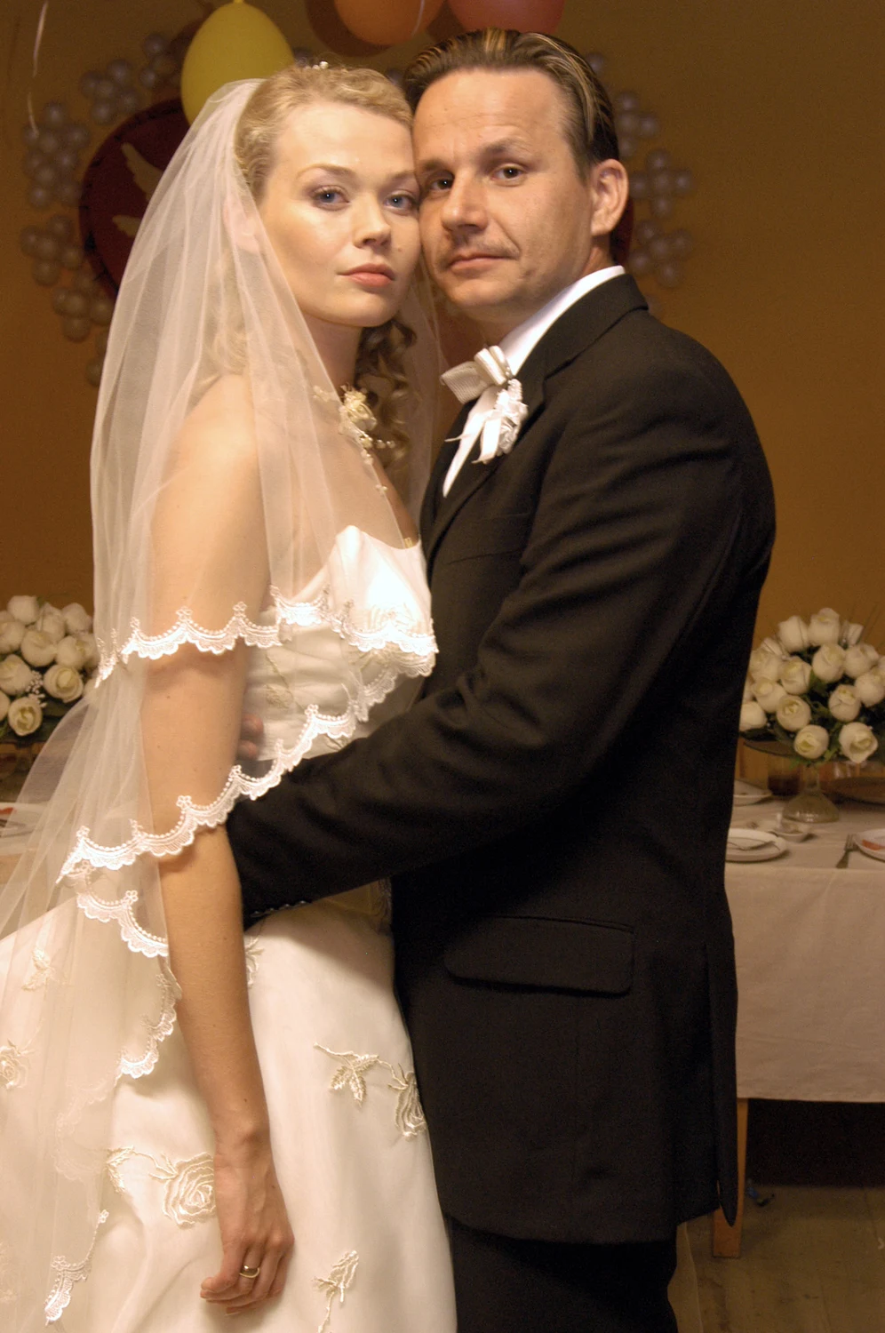 Przełomem w jego aktorskiej karierze okazało się spotkanie z Wojtkiem Smarzowskim i rola pana młodego w głośnym filmie "Wesele" (2004).

- Wiedziałem, że nadajemy na tych samych falach, dobrze się rozumiemy. Szczęśliwie się stało, że Wojtek ma głowę pełną świetnych pomysłów i dotyka tematów, których inni boją się poruszać. To było dla mnie najważniejsze - mówił Topa, który przy "Weselu" pełnił również obowiązku producenta.