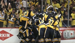 Hokeiści Pittsburgh Penguins szaleją ze szczęścia wraz ze swoimi kibicami