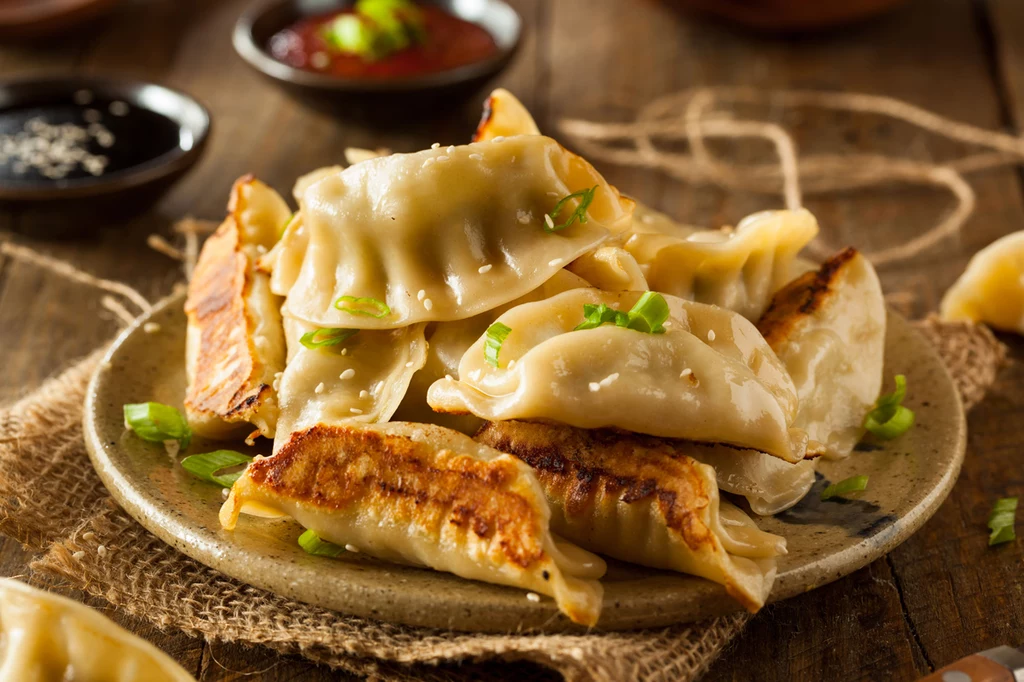 Duszona kapusta ze smażonymi pierogami Duszona kapusta ze smażonymi pierogami