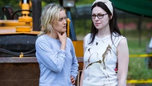 "Orange is the New Black": Taylor Schilling (Piper), Laura Prepon (Alex)