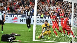 Issa Cissokho (z lewej) po pechowej interwencji