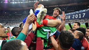 W powietrzu Maxwell, najbardziej utytułowany piłkarz świata