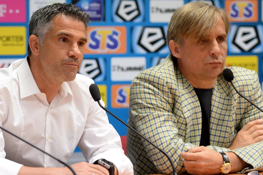 Nowy trener Korony Kielce Gino Lettieri (z lewej) i prezes klubu Krzysztof Zając Nowy trener Korony Kielce Gino Lettieri (z lewej) i prezes klubu Krzysztof Zając