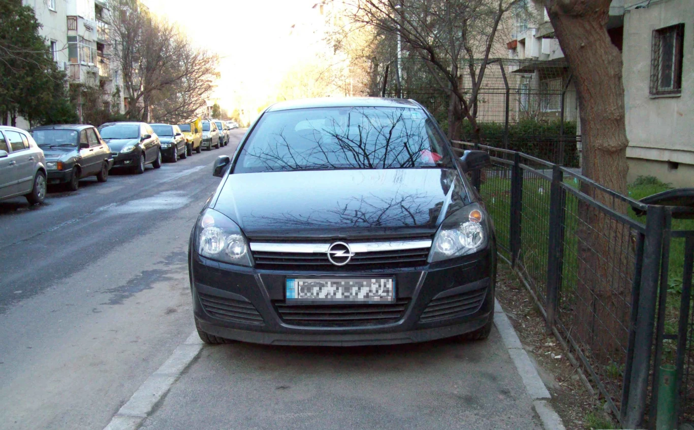 To chodnik, czy parking dla samochodów? To chodnik, czy parking dla samochodów?
