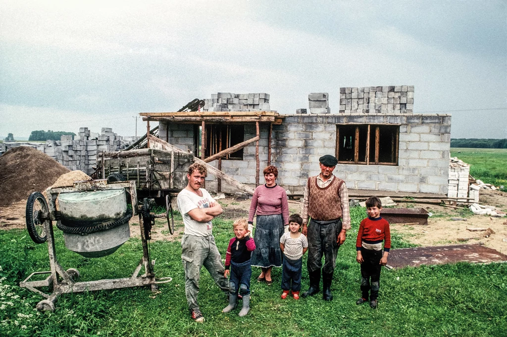 Ta rodzina może wygląda dziś trochę biednie, ale przecież budują dom. /Fotografia pochodzi z albumu "1989. Rok nadziei"