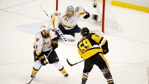 Jake Guentzel (z prawej) strzela gola na 4-3