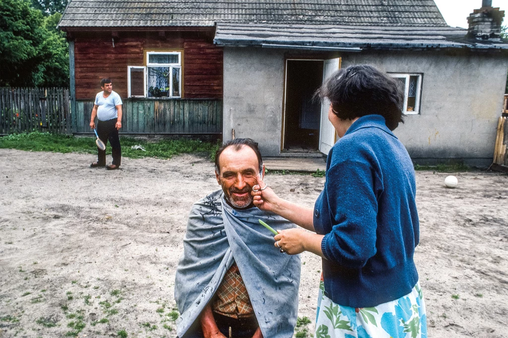 4 czerwca, podwarszawska wieś Kąty. Przygotowania do pójścia na wybory - pierwsze wolne wybory w jego życiu, jak powiedział strzyżony mężczyzna./Fotografia pochodzi z albumu "1989. Rok nadziei" 