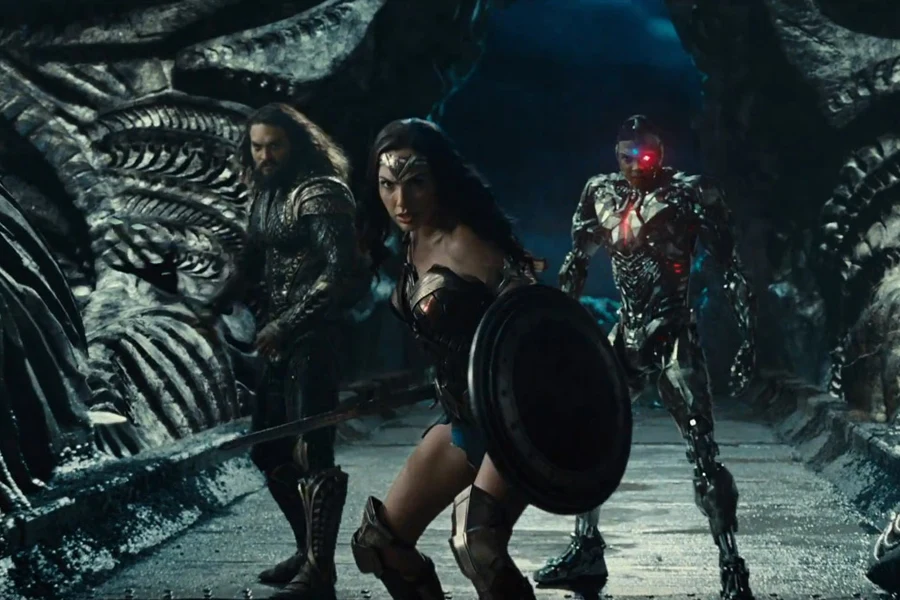 Pod koniec roku Gadot znów zobaczymy w roli Wonder Woman! 17 listopada na ekrany wejdzie bowiem "Liga Sprawiedliwości" Zacka Snydera, czyli filmowa wersja przygód wszystkich najsłynniejszych bohaterów DC Comics.
Zainspirowany ofiarnym czynem Supermana Bruce Wayne odzyskał wiarę w ludzkość. Prosi swojego nowego sprzymierzeńca, Dianę Prince, o pomoc w pokonaniu jeszcze potężniejszego wroga. Nie tracąc czasu, Batman i Wonder Woman starają się znaleźć i przekonać do współpracy grupę metaludzi, która ma stanąć do walki z nowym zagrożeniem. Jednak mimo utworzenia jedynej w swoim rodzaju ligi superbohaterów, złożonej z Batmana, Wonder Woman, Aquamana, Cyborga i Flasha, może być już za późno na uratowanie planety przed atakiem katastroficznych rozmiarów - tak w skrócie prezentuje się fabuła "Ligi Sprawiedliwości".