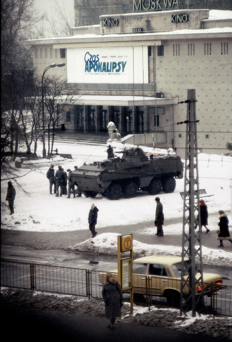 Warszawa, 13.12.1981. Pierwszy dzien stanu wojennego, transporter opancerzony przed kinem "Moskwa" i reklama filmu "Czas Apokalipsy"