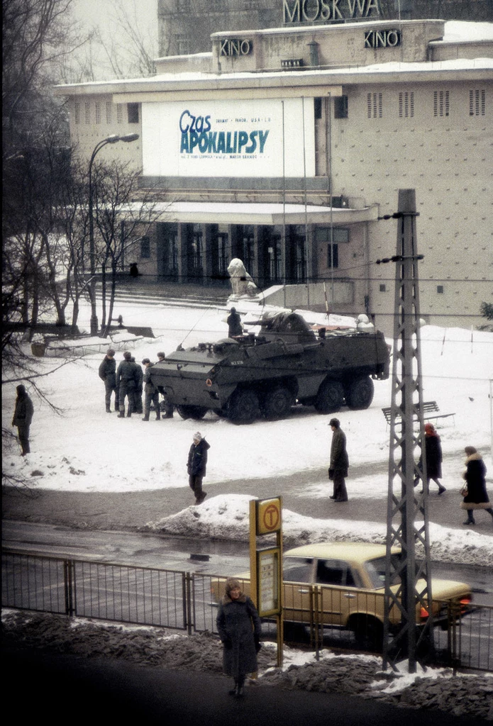 Warszawa, 13.12.1981. Pierwszy dzien stanu wojennego, transporter opancerzony przed kinem "Moskwa" i reklama filmu "Czas Apokalipsy"