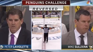 Peter Laviolette i Mike Sullivan czekali na werdykt sędziego, a ten unieważnił bramkę.