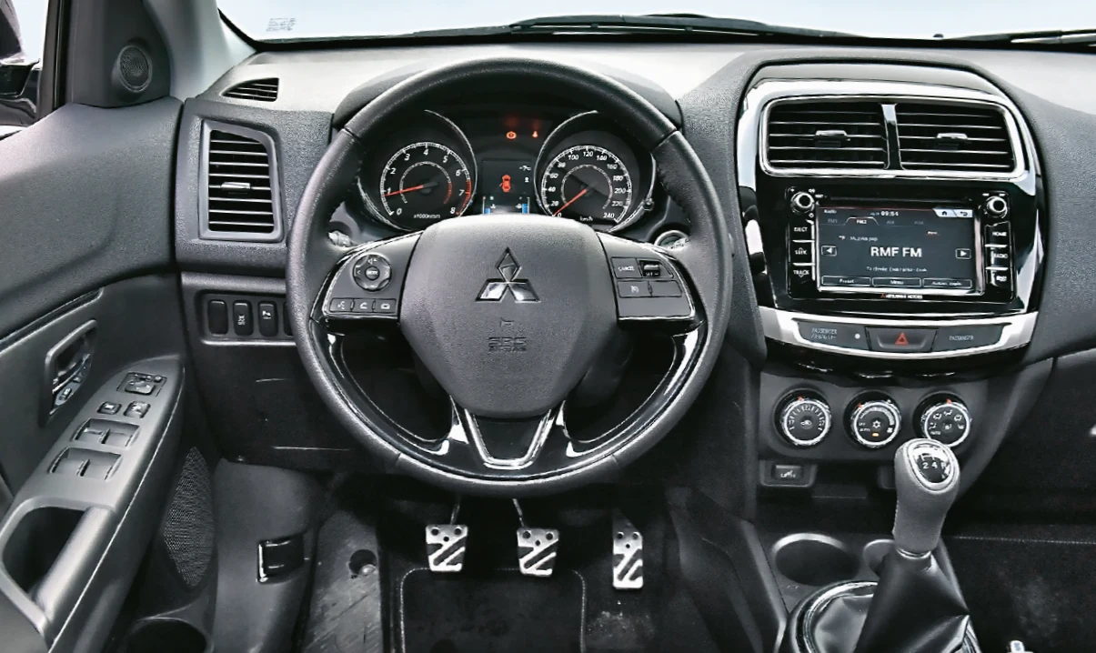 MITSUBISHI Wnętrze ASX-a nie zachwyca doborem materiałów (dobrze prezentują się tylko te w górnej części deski rozdzielczej), za to trudno o łatwiejszy w obsłudze kokpit.