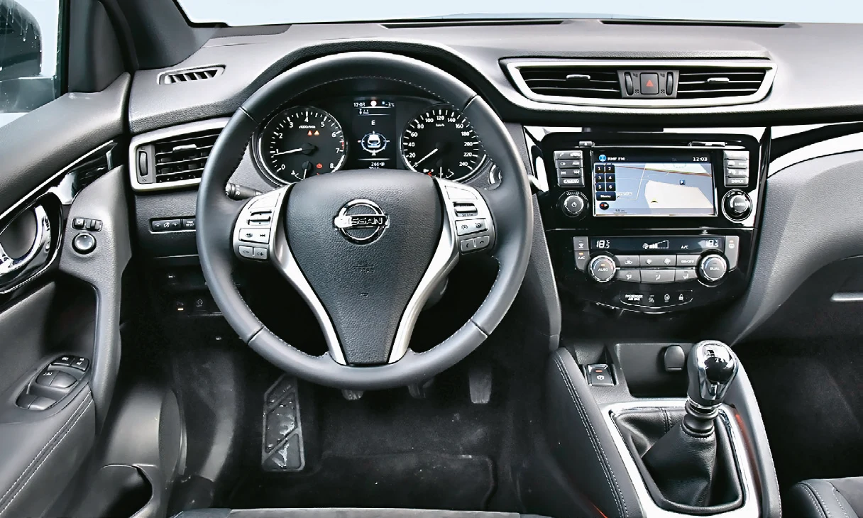 NISSAN Kokpit typowy dla nowych Nissanów – przyjazny w obsłudze i nieźle wykończony. Plus za miękką podpórkę pod kolano kierowcy (z efektownym podświetleniem).