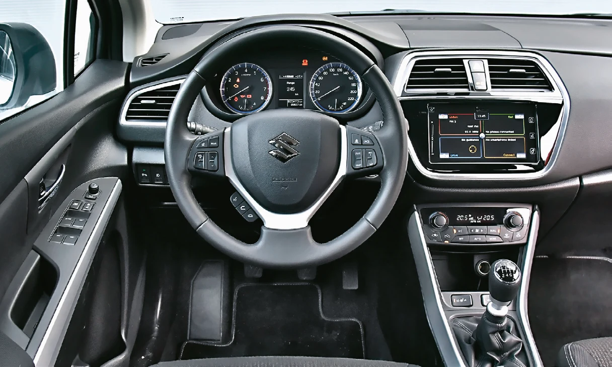 SUZUKI Wnętrze SX4 S-Cross robi zupełnie niezłe wrażenie, ale nie dorównuje swoim konkurentom ani starannością wykonania, ani jakością użytych tworzyw.
