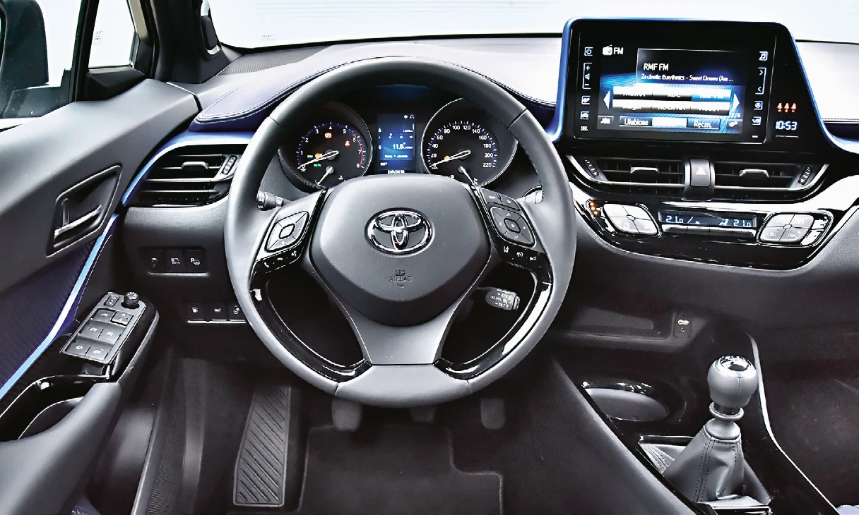 TOYOTA Z testowanej czwórki Toyota C-HR ma najlepiej wykończone wnętrze. Okazuje się ono także ergonomiczne i łatwe w obsłudze. A do tego ciekawie wygląda.