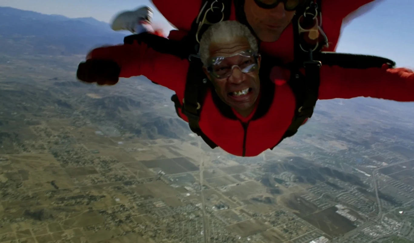 W filmie "Choć goni nas czas" (2007) Morgan Freeman zagrał mechanika samochodowego, który dowiaduje się, że ma raka. Razem z ekscentrycznym miliarderem (Jack Nicholson), któremu również nie zostało wiele dni życia, decydują się na zrobienie rzeczy, o których marzyli przez całe życie. Jedną z nich jest skok ze spadochronem.

"Chce pani wiedzieć, co tak naprawdę myślę o starości? Dochodzę do wniosku, że wraz z upływem czasu coraz więcej osób poznaje mój aktorski dorobek. Im jestem starszy, tym jestem sławniejszy. Czego chcieć więcej?"- mówił 5 lat temu reporterce "New York Timesa", Cindy Pearlman.