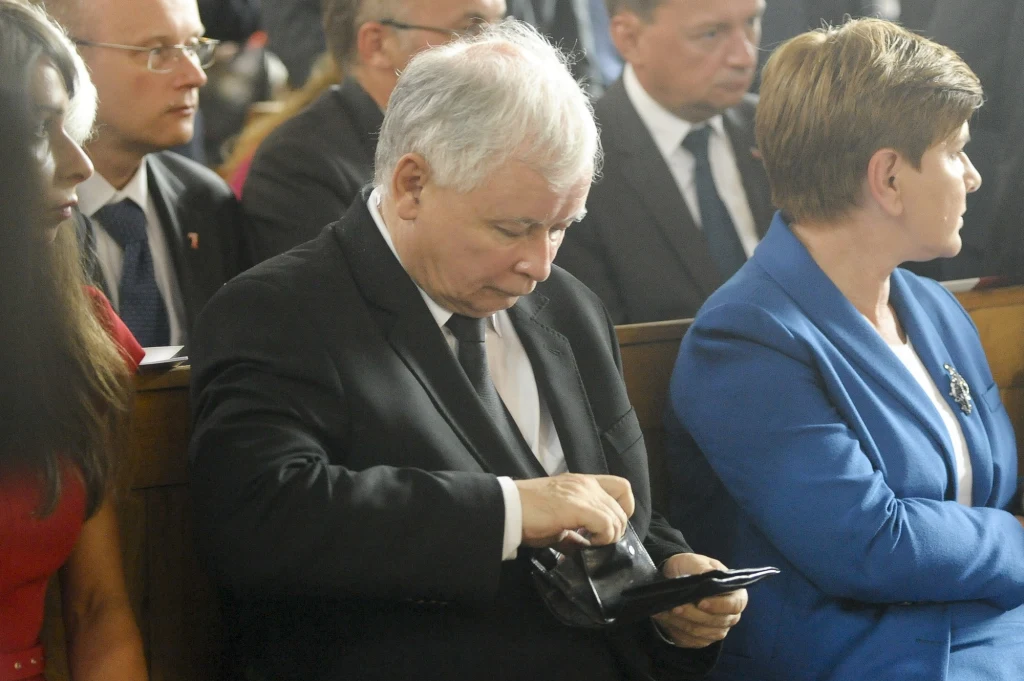 Jarosław Kaczyński z portfelem i Szydło Jarosław Kaczyński z portfelem i Szydło