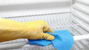 ​Nie kupuj środków do mycia lodówki. Najlepszy zrobisz samodzielnie z 2 tanich składników