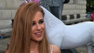 – Chodziłam na kółko teatralne w ramach zabicia czasu jako dziecko i tam ktoś mnie zauważył i zaprosił na casting – mówi Kaja Paschalska