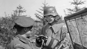 Polka w mundurze niemieckim sprawdza dokumenty przy wjeździe do Maczkowa (Haren)