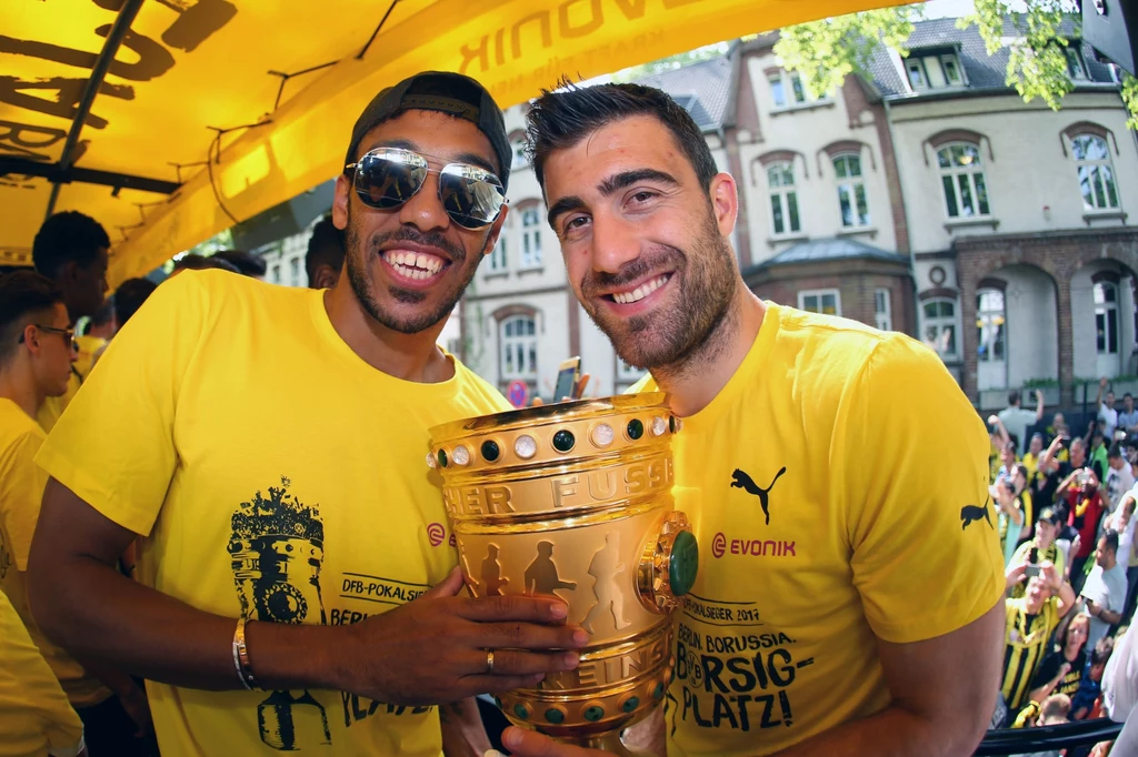 Aubameyang cieszy się ze zdobycia Pucharu Niemiec z Grekiem Sokratisem Papastathopoulosem Aubameyang cieszy się ze zdobycia Pucharu Niemiec z Grekiem Sokratisem Papastathopoulosem