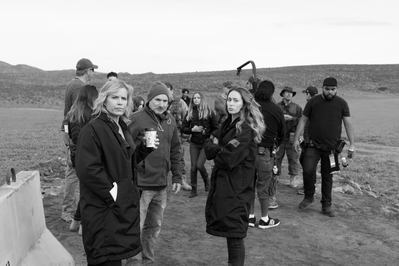 Zastanawialiście się kiedyś jak wyglądają prace na planie "Fear the Walking Dead"? Mamy więc dla was parę zdjęć zza kulis trzeciego sezonu. Premiera najnowszych odcinków już 5 czerwca 2017 na kanale AMC.

Kim Dickens (Madison Clark), Alycia Debnam-Carey (Alicia Clark)