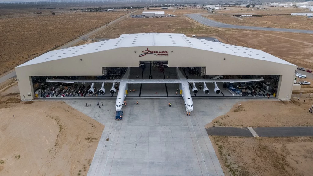 Wyprowadzenie Stratolaunch z hangaru 