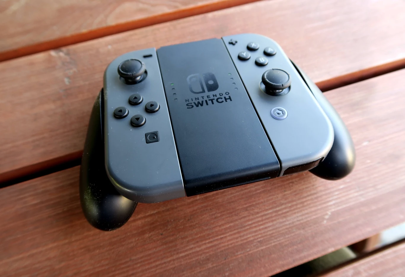 Dwa pady po włożeniu do uchwytu Joy-Con - postał nam zwykły joypad Dwa pady po włożeniu do uchwytu Joy-Con - postał nam zwykły joypad