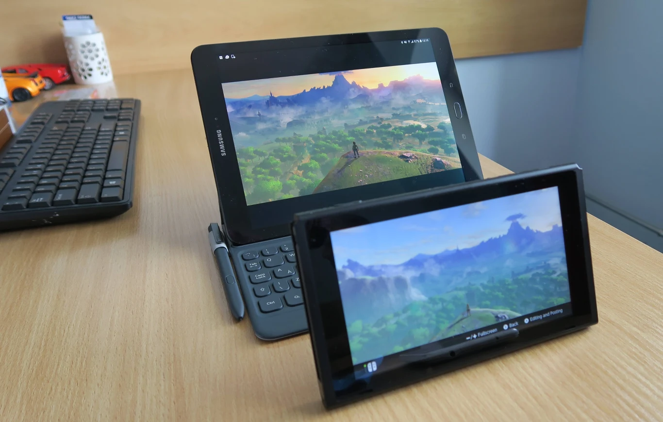 Z przodu Nintendo Switch, z tyłu - tablet Samsung Galaxy Tab S3. Różnica w jakości ekranu jest oczywista. Różnica w cenie również (Tab S3 kosztuje 2999 zl) Z przodu Nintendo Switch, z tyłu - tablet Samsung Galaxy Tab S3. Różnica w jakości ekranu jest oczywista. Różnica w cenie również (Tab S3 kosztuje 2999 zl)