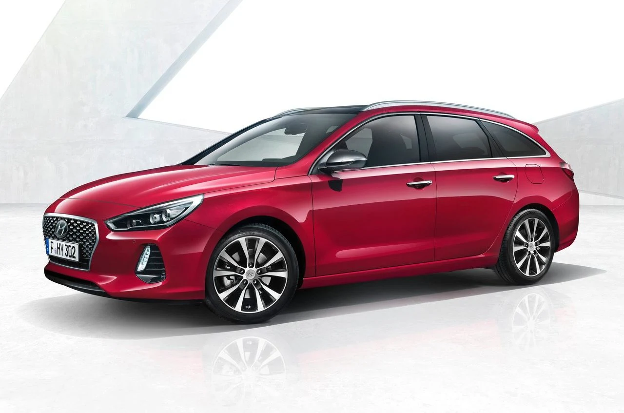 Trzecia generacja Hyundaia i30 została zaprezentowana w 2016 roku, a do sprzedaży model trafił na początku bieżącego roku. Pojemność bagażnika do linii okien to 602 l, a rozłożenie tylnej kanapy powiększa ją do 1650 litrów. Wersja benzynowa kosztuje od 69 700 zł i wyposażona jest w silnik o pojemności 1,4 litra generujący 100 KM. Napęd przekazywany jest za pomocą sześciobiegowej skrzyni manualnej. Zasilana benzyną wersja z automatem kosztuje od 91 200 zł – w tym przypadku trzeba jednak wybrać lepiej wyposażoną odmianę Comfort z mocniejszą wersją silnika 1,4 o mocy 140 KM. Na liście dodatkowych systemów zwiększających bezpieczeństwo najtańszej konfiguracji znalazły się między innymi – oprócz obowiązkowego wyposażenia – system autonomicznego hamowania, system utrzymujący pas ruchu i system kontroli uwagi kierowcy. Producent wyposażył podstawową wersję w elektrycznie sterowane szyby, manualną klimatyzację i sterowany z kierownicy system audio – radio USB AUX z 5-calowym ekranem monochromatyczny. Pakiet Business doposaża natomiast audio w system Bluetooth – cena to 1100 zł i w jego skład wchodzi ponadto skórzana kierownica i gałka zmiany biegów oraz regulacja podparcia lędźwiowego fotela kierowcy. 