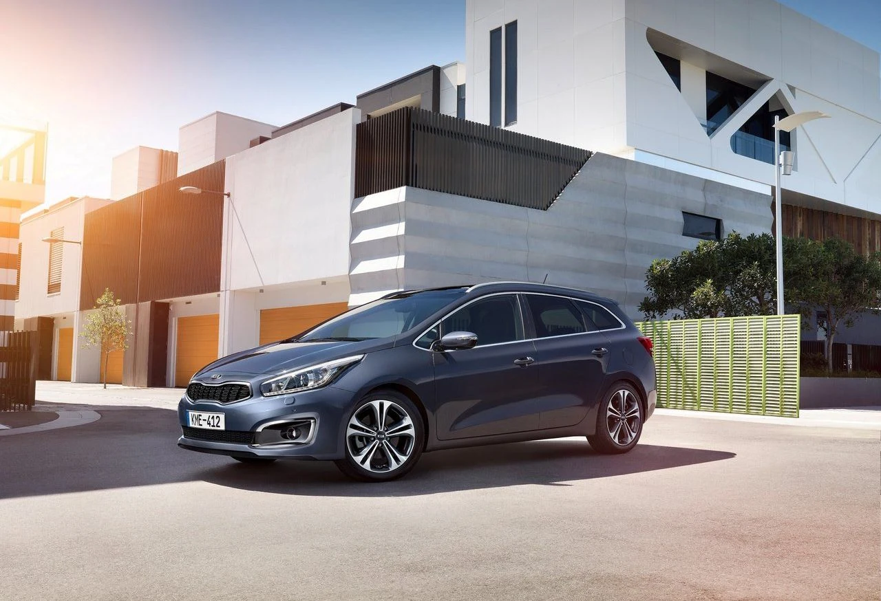 Kia cee'd przeszła facelifting w 2015 roku – zmieniono między innymi przedni zderzak, wzór atrapy chłodnicy i tylne lampy, a we wnętrzu znalazły się nowe dodatki. Pojemność bagażnika kombi to 528 litrów. Złożenie tylnej kanapy powiększa ją natomiast do 1642 litrów. Najtańsza odmiana benzynowa – wyposażona w jednostkę 1,4 o mocy 100 KM – kosztuje 60 490 zł. Napęd przekazywany jest w tym przypadku poprzez manualną skrzynię biegów o sześciu przełożeniach. Ceny wersji z 6-biegową przekładnią automatyczną startują od 73 540 zł, a samochód występuje w wyższej odmianie wyposażeniowej i z silnikiem 1,6 o mocy 135 KM. Podstawowa odmiana tego kombi wyposażona jest między innymi w światła mijania typu projekcyjnego, elektrycznie sterowane szyby przednie i lusterka oraz radio CD MP3 ze złączami USB i AUX. Dodatkowo system audio wyposażony został w Bluetooth z zestawem głośnomówiącym, a całość uzupełnia manualna klimatyzacja i chłodzony schowek. Czujniki parkowania tyłem wymagają dopłaty na poziomie 1 tys. zł. 