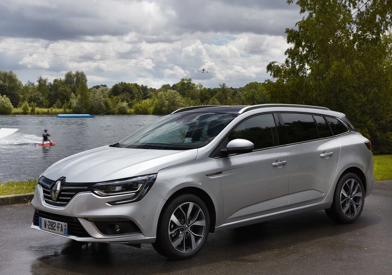 Obecnie oferowane Renault Megane debiutowało w 2016 roku i jest to czwarta generacja tego modelu. Pojemność bagażnika w odmianie kombi to 580 litrów, a po złożeniu tylnych siedzeń wzrasta do 1504 litrów. Cena podstawowej wersji benzynowej to 63 900 zł. Samochód napędzany jest przy tym silnikiem 1,6 o mocy 115 KM. Napęd przekazywany jest za pomocą manualnej skrzyni biegów o pięciu przełożeniach. Wersja z automatyczną skrzynią biegów obejmuje silnik 1,2 generujący 130 KM i wyższą wersję wyposażenia kosztującą 87 600 zł. Samochód w podstawowej wersji wyposażony jest w system wspomagania przy ruszaniu pod górę, regulator-ogranicznik prędkości oraz światła do jazdy dziennej LED. Na liście znalazła się również manualna klimatyzacja i elektrycznie sterowane szyby przednie. System audio wyposażony jest w wyświetlacz monochromatyczny o przekątnej 4,2 cala, Bluetooth oraz gniazda USB/jack. System multimedialny z nawigacją dostępny jest w wyższych wersjach wyposażeniowych. Podobnie jak zestaw dodatkowych systemów zwiększających bezpieczeństwo – Pakiet Bezpieczna Droga: system ostrzegania o nadmiernej prędkości z funkcją rozpoznawania znaków drogowych, system kontroli pasa ruchu i funkcja automatycznej zmiany świateł drogowych na mijania kosztuje 1 450 zł dla drugiej wersji wyposażenia tego modelu i wymaga zamówienia pakietu Multimedia 7 cali DAB w cenie 3 450 zł, przy czym dostępny jest wyłącznie dla silnika SCe 115 i Energy TCe 100. 