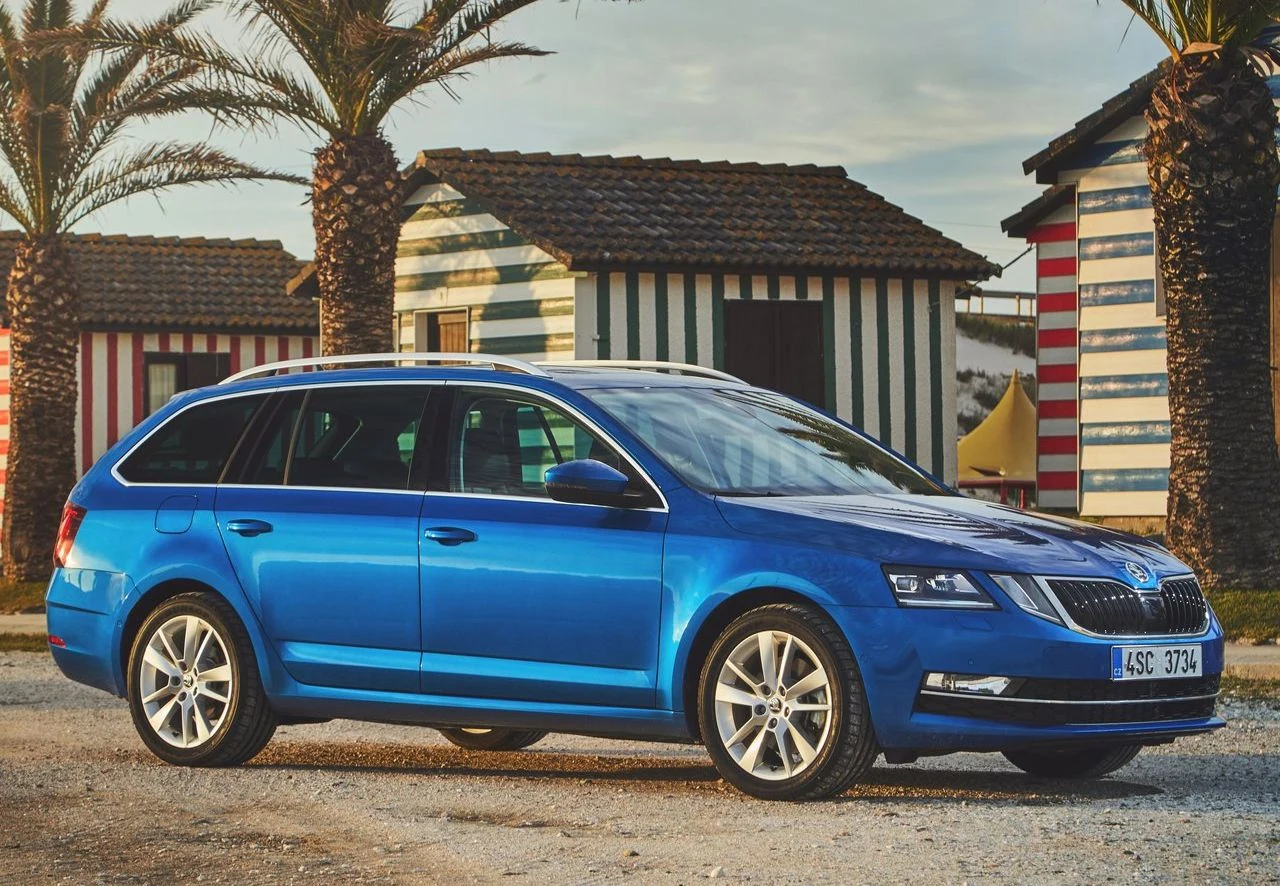 Skoda Octavia pod koniec 2016 roku przeszła facelifting. Zmieniono między innymi przednie reflektory oraz atrapę chłodnicy. Samochód w wersji kombi ma kufer o pojemności 610 litrów, który można powiększyć do 1050 litrów. Najtańsza odmiana wyposażona w benzynowy silnik 1,2 TSI o mocy 85 KM kosztuje od 70 750 zł. Automatyczna skrzynia biegów dostępna jest od 84 580 zł – w tym przypadku samochód napędzany jest przez silnik 1,0 o mocy 115 KM. Na liście podstawowego wyposażenia można znaleźć między innymi manualną klimatyzację, radio z wyświetlaczem o przekątnej 6,5 cala i Bluetooth oraz elektrycznie sterowane szyby przednie i podgrzewane lusterka. Samochód został ponadto wyposażony w światła do jazdy dziennej LED. Funkcja wykrywania zmęczenia kierowcy kosztuje 200 zł. System wspomagający utrzymanie pasa ruchu z monitorem martwego pola dostępny jest w wyższej wersji wyposażeniowej i został wyceniony na 3,2 tys. zł. Powiększony pakiet systemów bezpieczeństwa – Travel Assist, w skład którego wchodzą między innymi system nawigacji, funkcja rozpoznawania znaków drogowych, asystent pasa ruchu, automatyczne światła oraz czujnik deszczu to koszt na poziomie 10,6 tys. zł. 