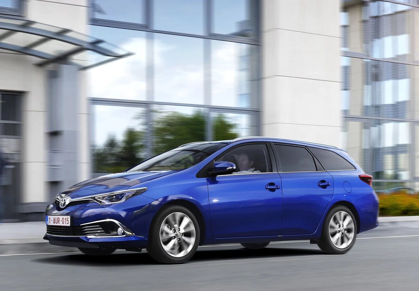 Samochód został oficjalnie zaprezentowany w 2012 roku, a na początku 2015 przeszedł facelifting. Producent zmienił stylistykę nadwozia, a wnętrze zyskało nowe materiały oraz nowe elementy wyposażenia. Bagażnik tego japońskiego kombi oferuje pojemność na poziomie 600 litrów, która po złożeniu tylnej kanapy wzrasta do 1658 litrów. Cena podstawowej wersji tego kombi zaczyna się od 68 900 zł, natomiast model w wyższej specyfikacji Premium z silnikiem o pojemności 1,6 litra i mocy 132 KM został wyceniony na 79 200 zł. Napęd przekazywany jest za pomocą manualnej skrzyni biegów o sześciu przełożeniach – dopłata do automatycznej skrzyni w tym przypadku wynosi 5 tys. zł. Na liście wyposażenia znalazł się między innymi pakiet dodatkowych systemów Toyota Safety Sense zwiększających bezpieczeństwo, w skład którego wchodzi układ wczesnego reagowania w razie ryzyka zderzenia, system rozpoznawania znaków drogowych i układ ostrzegania o niezamierzonej zmianie pasa ruchu. Dodatkowo w standardzie znalazły się automatyczne światła drogowe z czujnikiem zmierzchu. Wyposażenie samochodu obejmuje również system multimedialny Toyota Touch 2 z funkcją Bluetooth i kamerą cofania. Całością można sterować również za pomocą przycisków umieszczonych na wielofunkcyjnej kierownicy. System multimedialny z nawigacją Toyota Touch 2 with Go to koszt 2,5 tys. zł – system oferuje między innymi darmową aktualizację przez 3 lata, aplikacje multimedialne (pogoda, paliwo, Google Street View) oraz darmowy dostęp do usługi TomTom Real Time Traffic przez 3 lata. Zakup pakietu Comfort w cenie 6,5 tys. doposaży Aurisa Touring Sports w 16-calowe felgi aluminiowe (standard w odmianie hybrydowej), wewnętrzne lusterko elektrochromatyczne, elektrycznie składane lusterka, czujnik deszczu, system automatycznego parkowania (SIPA), czujniki parkowania przednie i tylne, podgrzewane fotele przednie z podparciem lędźwiowym fotela kierowcy, podwójna podłoga bagażnika, dzięki której uzyskujemy płaską podłogę przestrzeni b