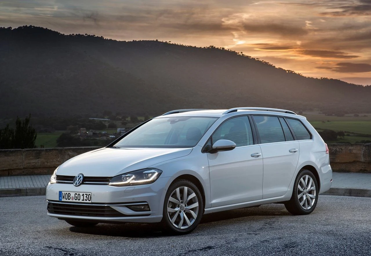 Siódma generacja Volkswagena Golfa przeszła w 2016 roku facelifting obejmujący również zmiany we wnętrzu kabiny. Bagażnik odmiany kombi może pomieścić 605 litrów bagażu, a złożenie tylnej kanapy powiększa przestrzeń bagażową do 1620 litrów. Ceny samochodu z silnikiem benzynowym zaczynają się od 72 390 zł. W tej cenie kombi wyposażone jest w silnik 1,0 TSI o mocy 85 KM i 5- biegową skrzynię manualną. Wersja z automatyczną przekładnią DSG kosztuje 85 990 i napędzana jest przez silnik 1,0 o mocy 110 KM. Samochód jest wyposażony między innymi w hamulec wielofunkcyjny, który pomaga ograniczyć skutki kolizji poprzez zainicjowanie hamowania, oraz w system rozpoznawania zmęczenia kierowcy. Light Assist – system automatycznej zmiany świateł mijania na drogowe kosztuje 680 zł, a Park Pilot – czujniki parkowania z przodu i z tyłu z wizualizacją odległości na ekranie systemu audio to wydatek na poziomie 11 000 zł. Pakiet Drogowy Plus – monitorowanie martwego pola, asystent toru jazdy, asystent hamujący w przypadku zasłabnięcia kierowcy czy asystent jazdy w korku i system rozpoznawania znaków drogowych kosztują 4 tys. zł, lecz dostępne są tylko w najwyższej wersji wyposażenia Highline kosztującej od 89 390 zł. W standardzie znajduje się system audio z 6,5 calowym, kolorowym, wielofunkcyjnym ekranem dotykowym, 4 głośnikami z przodu, czytnikiem kart SD, AUX-IN oraz funkcją odtwarzania muzyki w formacie MP3. 