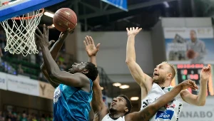 Koszykarz Stelmetu BC Zielona Góra Armani Moore i Łukasz Koszarek (P) oraz Cheikh Mbodj (L) z Polskiego Cukru Toruń