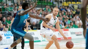 Łukasz Koszarek (z piłką) w pierwszym meczu o złoto