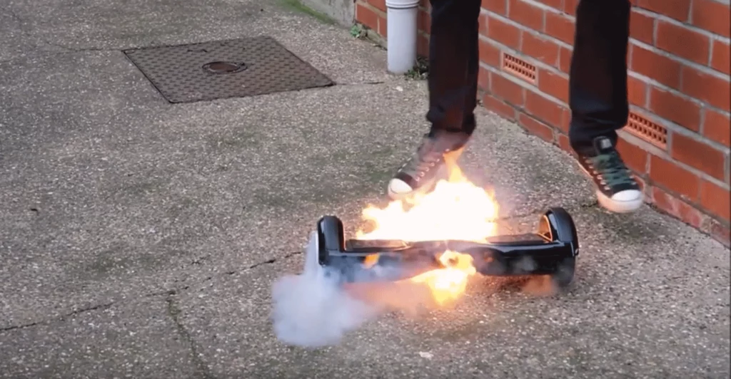 Eksplodująca elektryczne deskorolka. Zrzut ekranu z youtube'owego filmu "10 Fire Exploding Hoverboards Caught On Camera" (wideo w materiale)