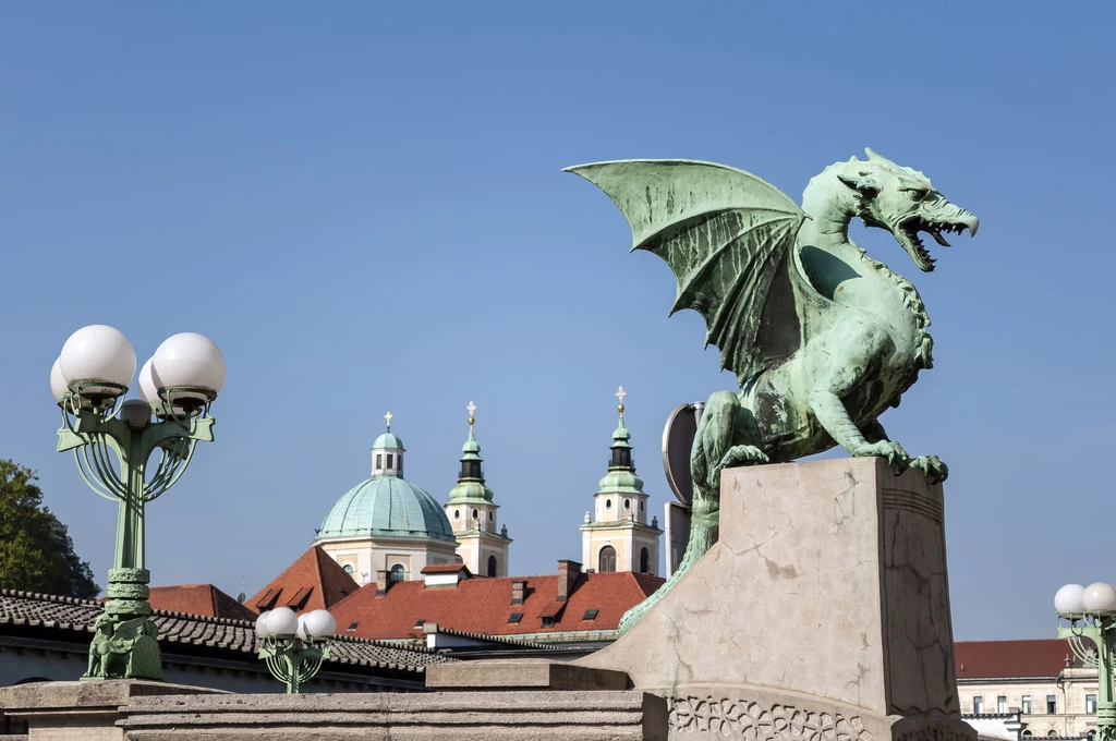 Smoki pilnują wejścia na most