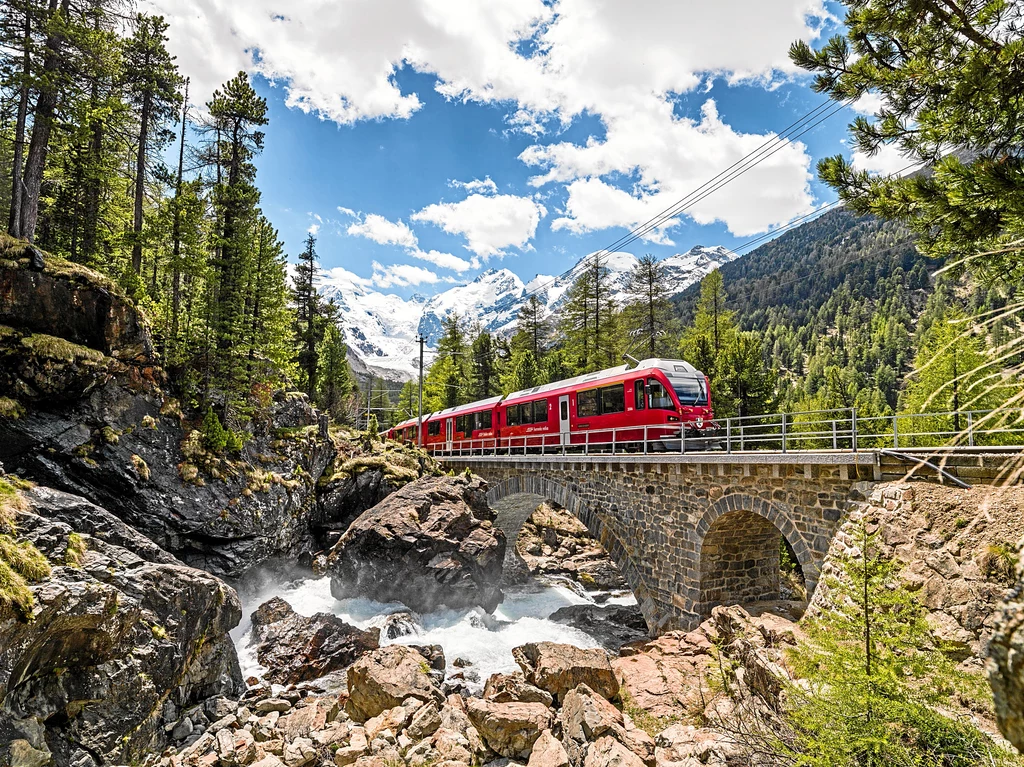 Ekspres Bernina z widokiem na lodowiec Morteratsch w kantonie Gryzonia /Copyright by Rhaetische Bahn By-line: swiss-image.ch/Erik Suesskind