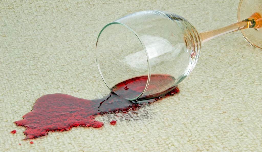 Plama z wina nie oznacza początku końca twojego ulubionego dywanu! 