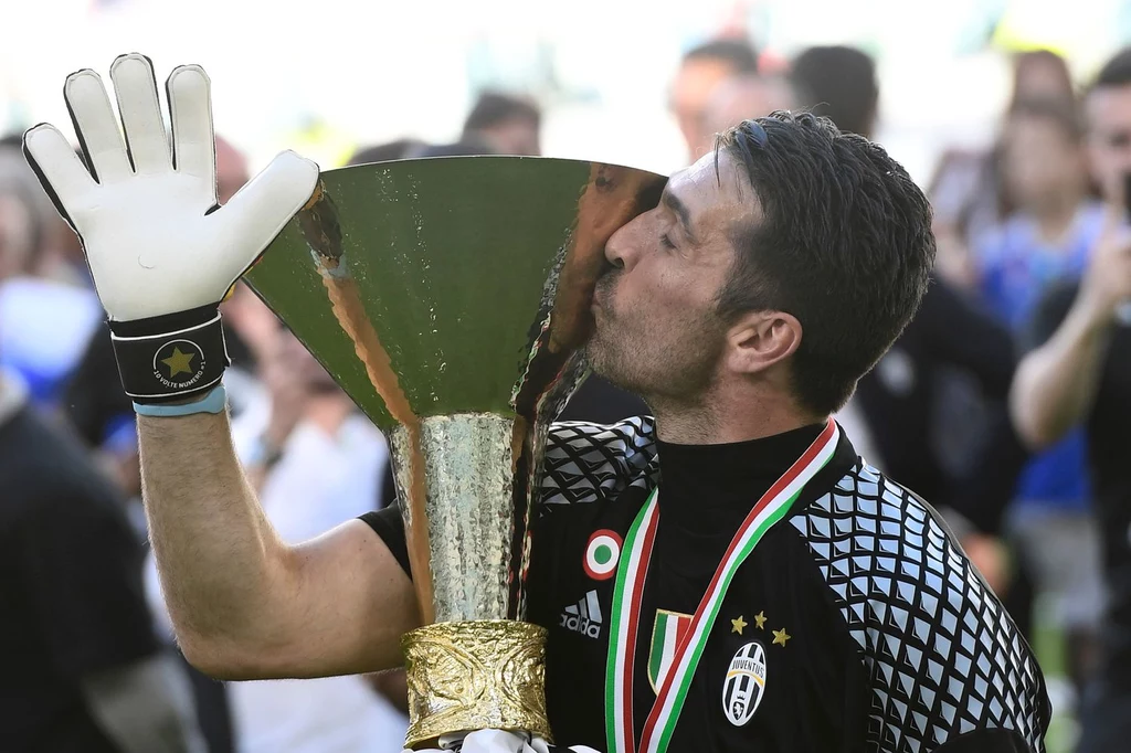 Gianluigi Buffon z trofeum za mistrzostwo Włoch. Czy w sobotę wygra upragnioną Ligę Mistrzów? Gianluigi Buffon z trofeum za mistrzostwo Włoch. Czy w sobotę wygra upragnioną Ligę Mistrzów?