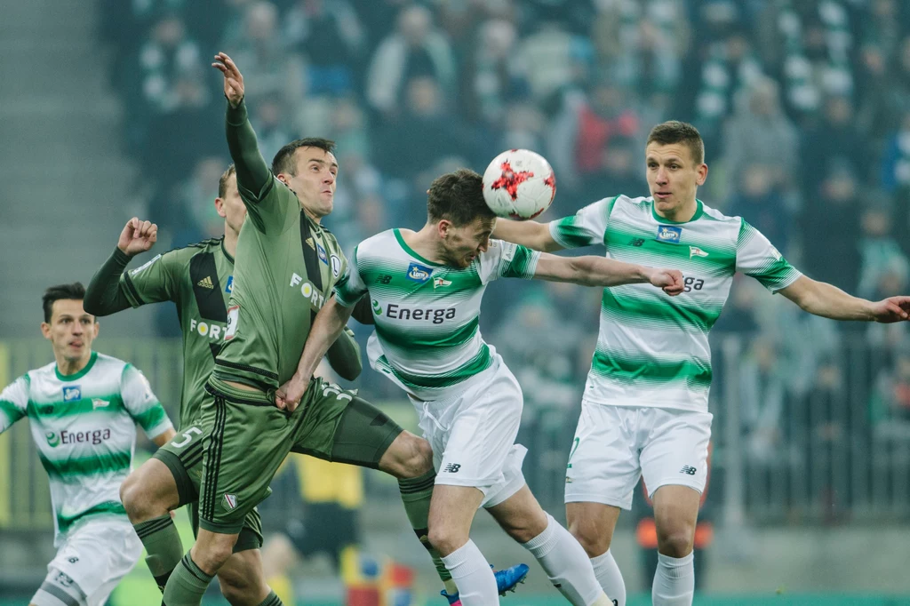 O piłkę walczą Radoslav Radović z Legii (z lewej) i Mario Maloca z Lechii