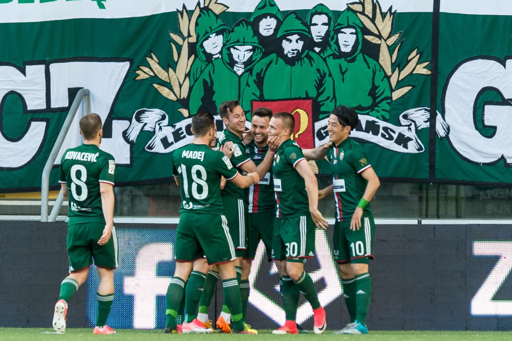 Piłkarze Śląska cieszą się z gola Piłkarze Śląska cieszą się z gola