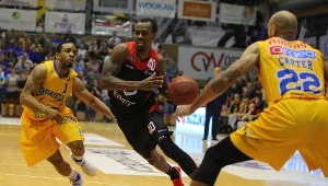 Zawodnicy BM Slam Stali Ostrów Wielkopolski Aaron Johnson (L) i Marc Carter (P) oraz Chavaughn Lewis (C) z Energi Czarni Słupsk