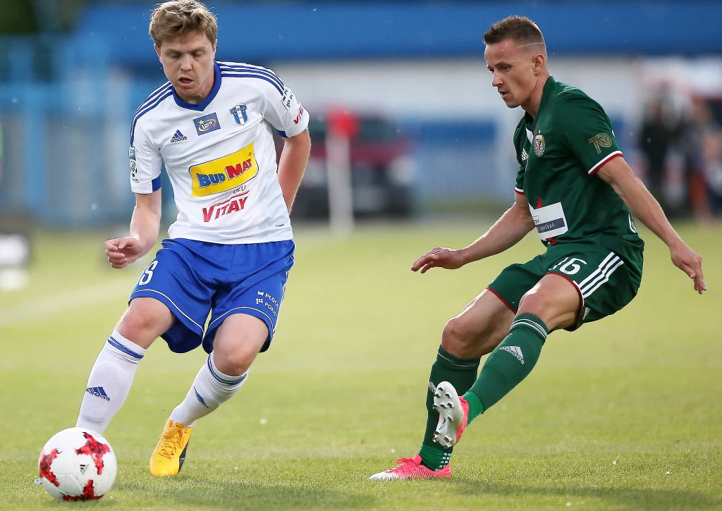 Zawodnik Wisły Płock Dominik Furman (L) i Pobert Pich (P) ze Śląska Wrocław Zawodnik Wisły Płock Dominik Furman (L) i Pobert Pich (P) ze Śląska Wrocław