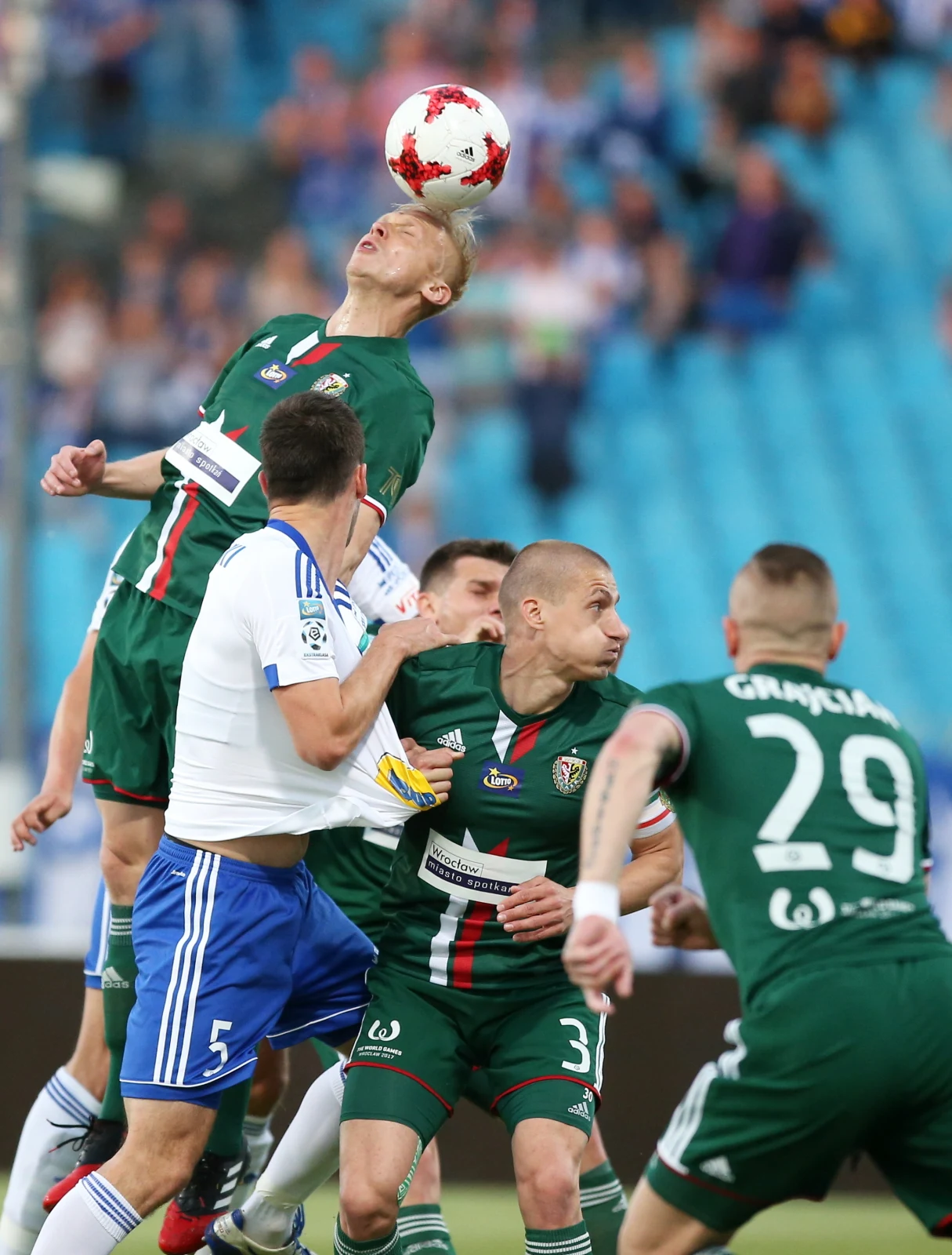 Zawodnicy Śląska Wrocław Mariusz Pawelec (L) i Piotr Celeban (C) Zawodnicy Śląska Wrocław Mariusz Pawelec (L) i Piotr Celeban (C)