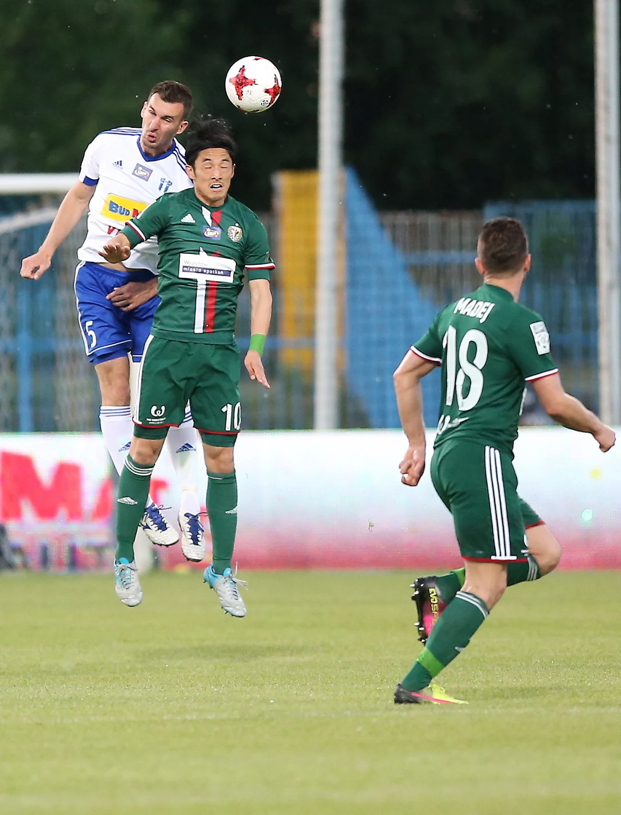 Zawodnik Wisły Płock Bartlomiej Sielewski (L) oraz Ryota Morioka (C) i Łukasz Madej (P) ze Śląska Wrocław Zawodnik Wisły Płock Bartlomiej Sielewski (L) oraz Ryota Morioka (C) i Łukasz Madej (P) ze Śląska Wrocław