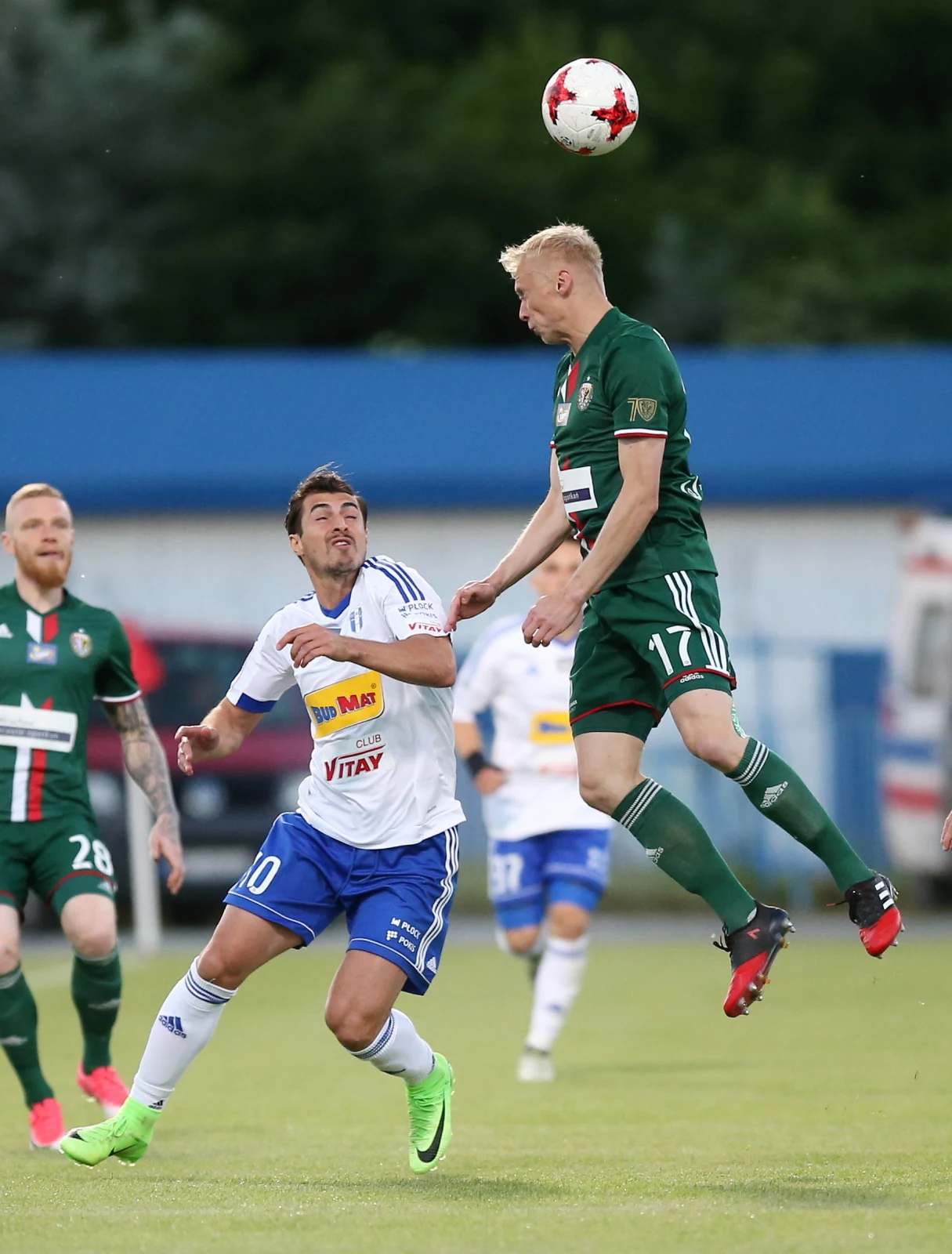 Zawodnik Wisły Płock Giorgi Merabshvili (L) i Mariusz Pawelec (P) ze Śląska Wrocław Zawodnik Wisły Płock Giorgi Merabshvili (L) i Mariusz Pawelec (P) ze Śląska Wrocław